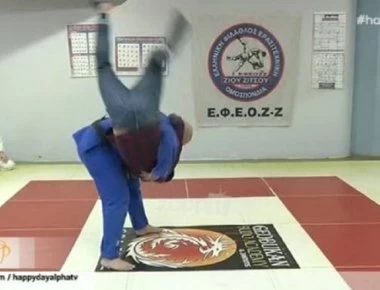 Τι το ήθελε; Πήγε για ρεπορτάζ σε σχολή ζίου ζίτσου και... έγινε ένα με το πάτωμα! (βίντεο)